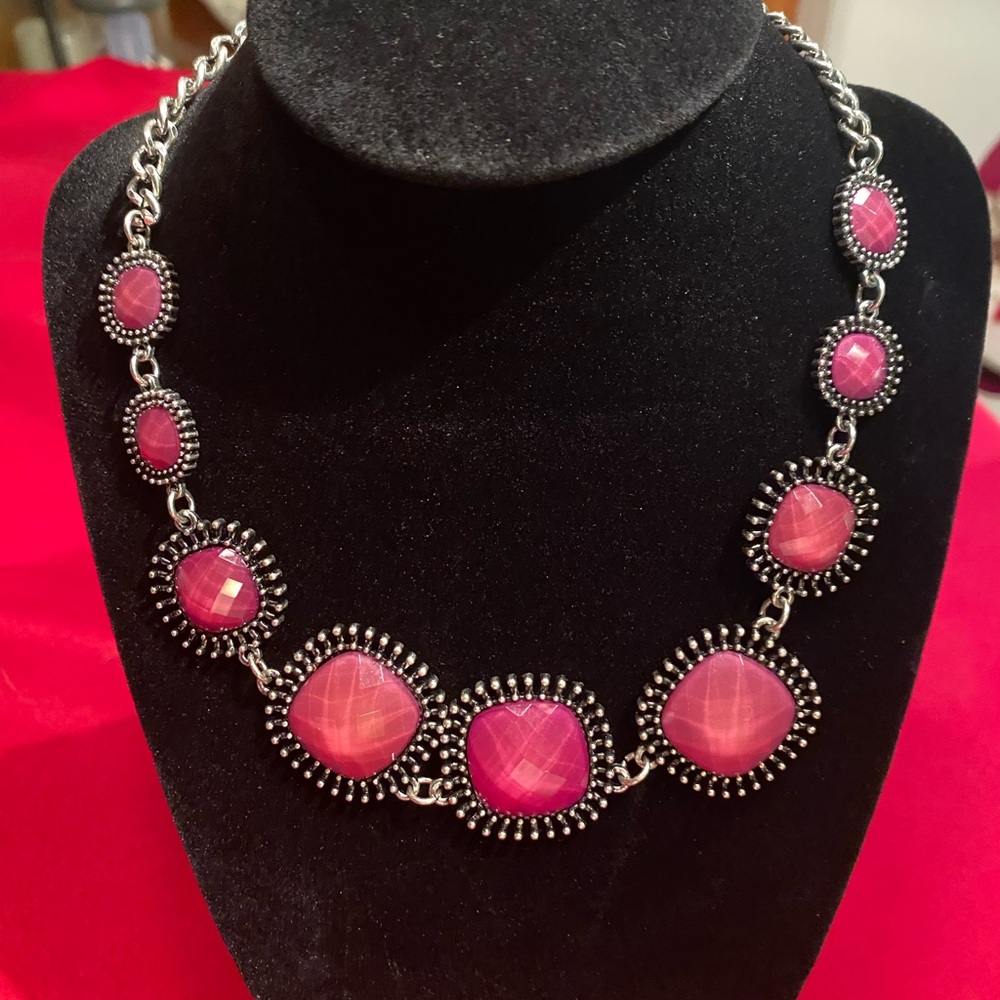 Elegant Pink Statement Necklace
                      NEW